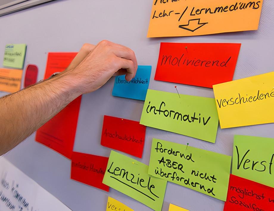 Standards und Indikatoren f&uuml;r die Entwicklung von Kompetenzen in der Lehrerbildung