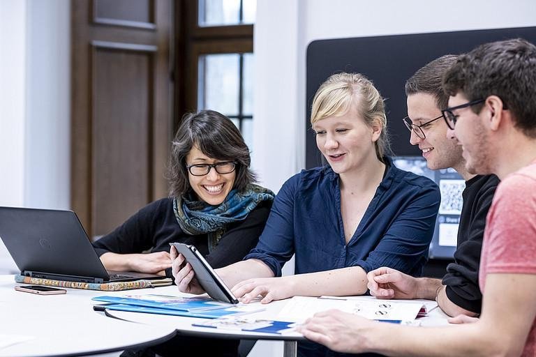 Dekoratives Bild der Kachel 'Book-my-DiLab-Tutor'