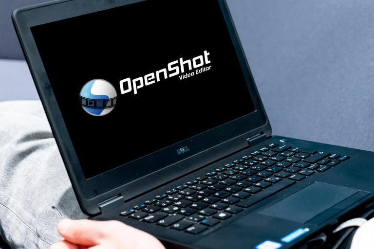 Ein Laptop auf dem OpenShot geffnet ist