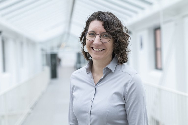 Dekoratives Bild der Kachel 'Dr. Verena Kstler'