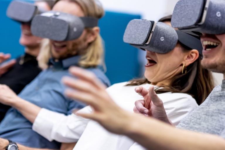 Menschen die VR-Brillen tragen