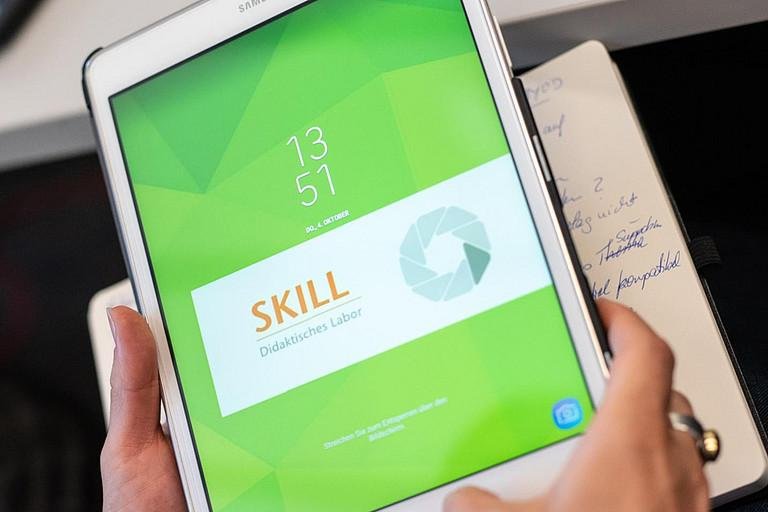 Ein Handy auf dem eine interaktive Lernanwendung geffnet ist