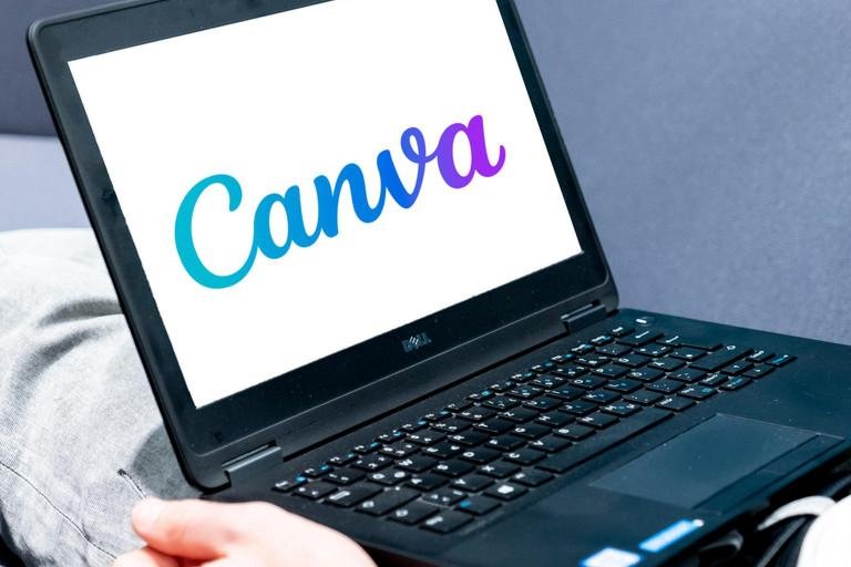 Ein Laptop auf dem Canva geffnet ist