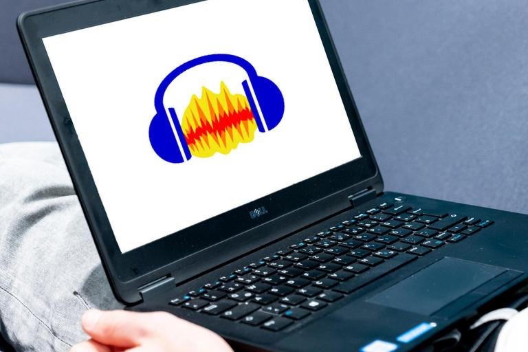 Ein Laptop auf dem eine App zur Audiobearbeitung geffnet ist