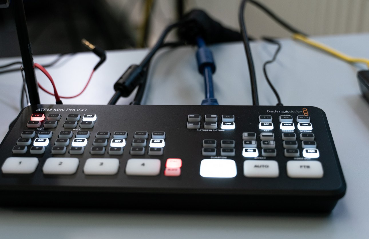 Medienmischpult im ZLF-Studio mit leuchtenden Tasten und Kabeln &ndash; perfekt f&uuml;r Live-Streaming und Video-Produktion.