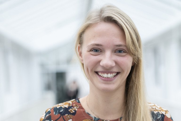 Dekoratives Bild der Kachel 'Julia Watzinger'