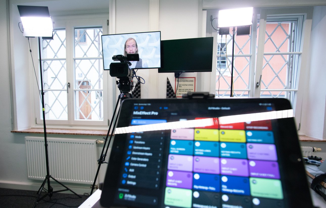 Steuerungstablet im ZLF-Studio: Moderne Technik f&uuml;r professionelle Video-Produktionen. Im Vordergrund ist ein Tablet mit Software sichtbar, im Hintergrund eine Kamera und ein Monitor im ZLF-Studio