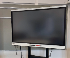 Mobiles IWB mit elektrisch h&ouml;henverstellbarem Fahrgestell mit Pfeiltasten f&uuml;r H&ouml;henanpassung links unter dem Display und Mirroringsystem f&uuml;r drahtlose &Uuml;bertragung