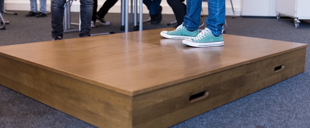 Aufgebautes B&uuml;hnenelement aus Holz