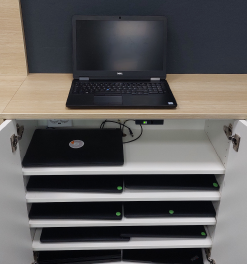 Notebook im Didaktischen Labor mit Ladeschrank, Netzteilen und Zubeh&ouml;r f&uuml;r effizientes Lernen und Lehren