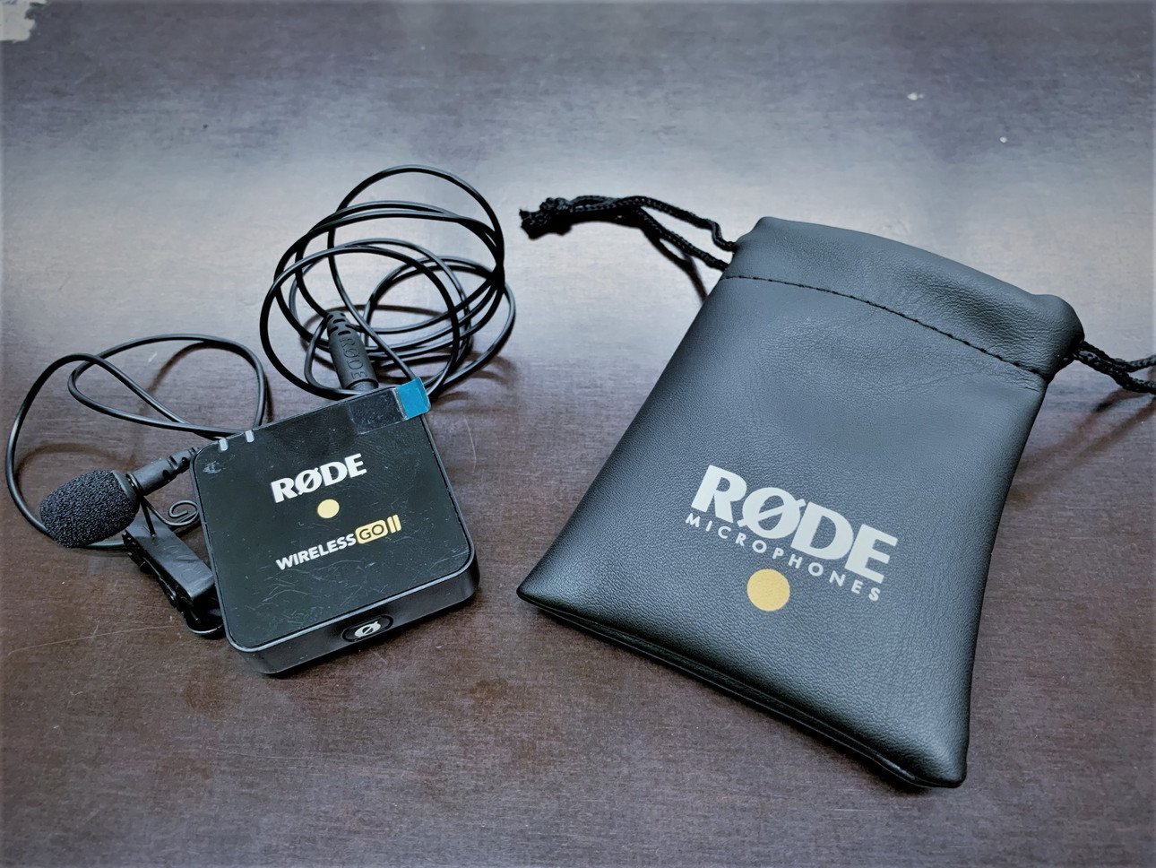 Ansteckmikrofon mit Lavalier-Mikrofon und passender Tasche auf dunklem Hintergrund &ndash; perfekt f&uuml;r Audioaufnahmen und Podcasting.