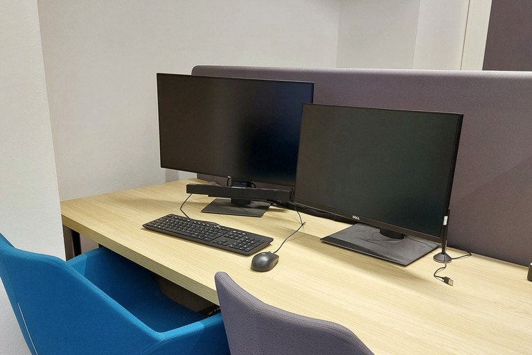 Zwei Computerbildschirme