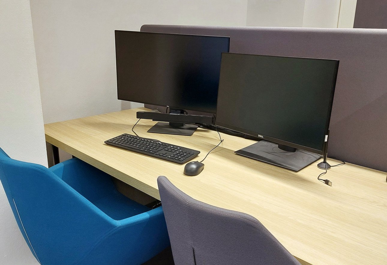 Medienbearbeitungsrechner im DiLab-Lehrerzimmer mit zwei Monitoren, Tastatur und Maus auf einem Schreibtisch, ideal f&uuml;r digitale Lehre und Multimedia-Projekte