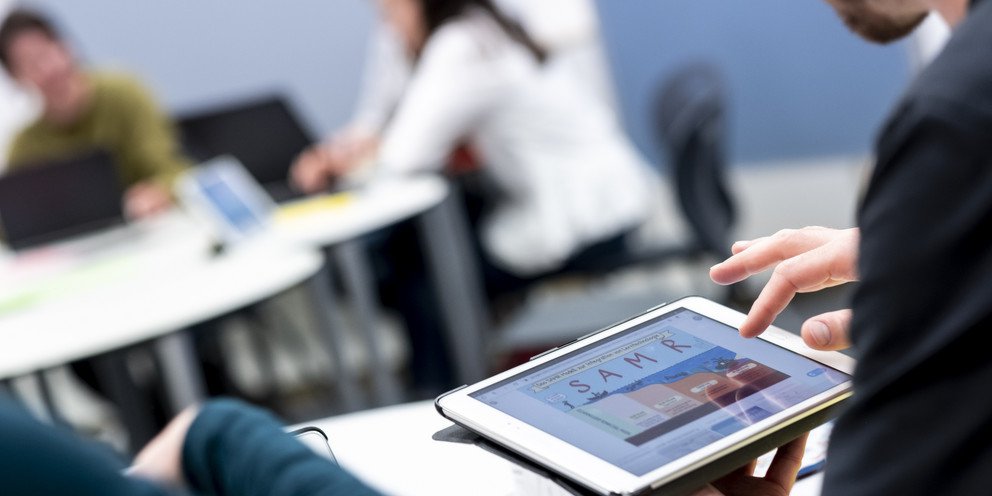 Junger Mann arbeitet auf einem Tablet