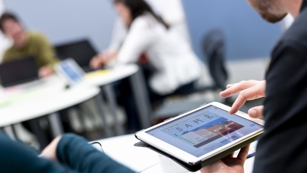 Junger Mann arbeitet auf einem Tablet