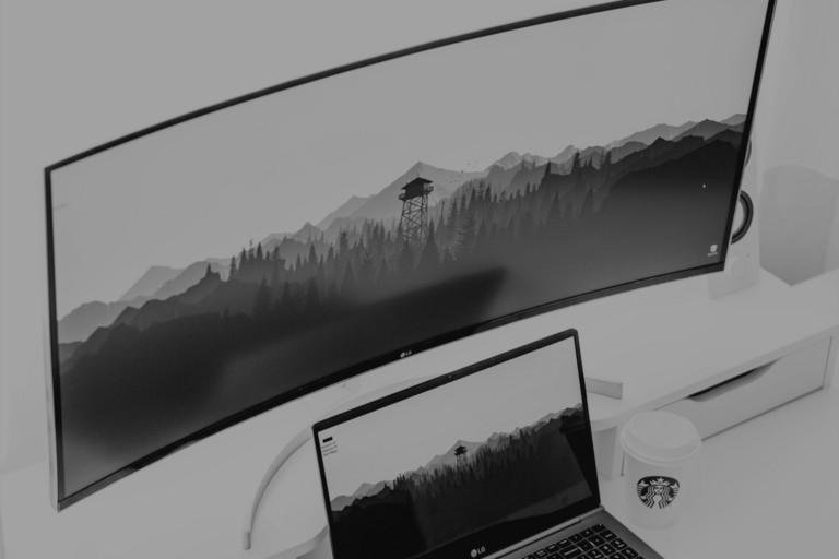 Ein Bildschirm und ein Laptop