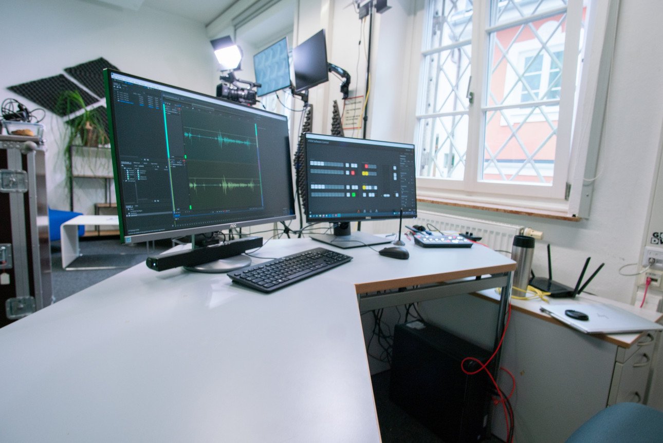 Medienmischpult im ZLF-Studio mit leuchtenden Tasten und Kabeln &ndash; perfekt f&uuml;r Live-Streaming und Video-Produktion.