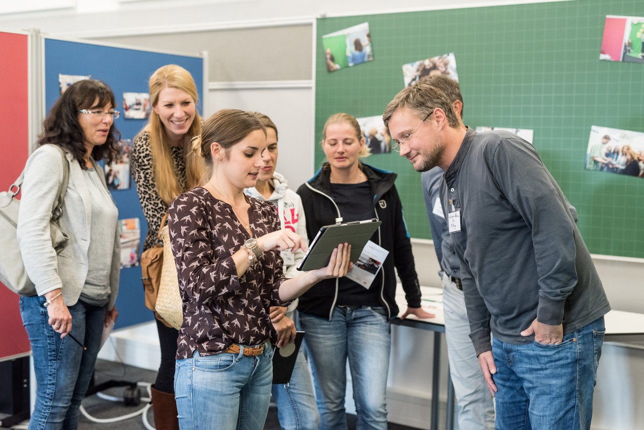 Gruppe von Personen beim gemeinsamen Experimentieren mit digitalen Medien im didaktischen Labor f&uuml;r innovative Unterrichtsmethoden