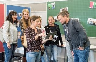 Gemeinsames Experimentieren mit digitalen Medien im Didaktischen Labor (Foto: Universität Passau)