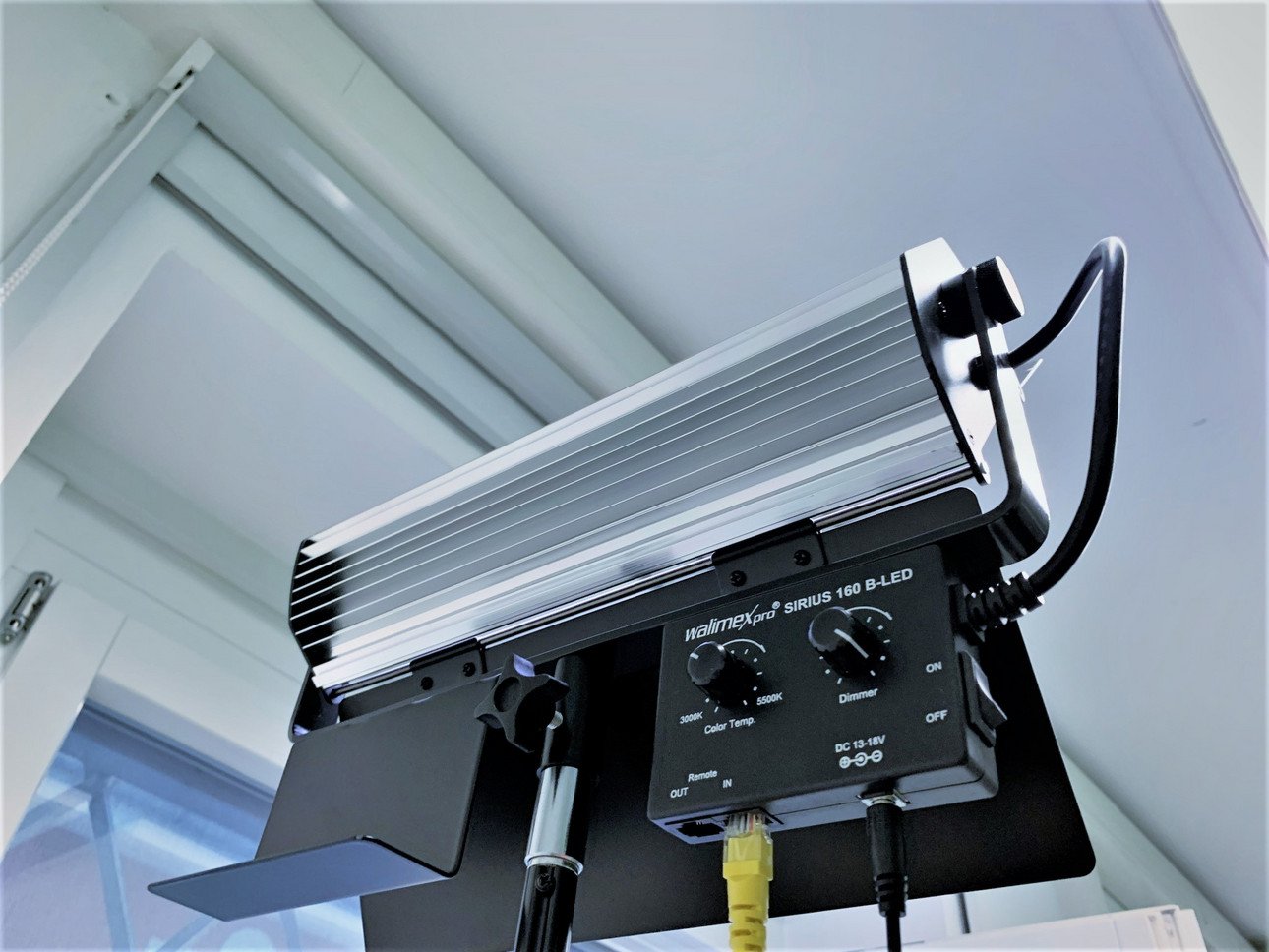LED-Studioleuchte: Professionelle Beleuchtung mit Dimmer und Farbtemperatur-Einstellung f&uuml;r optimales Licht in Fotostudios und Videoaufnahmen.