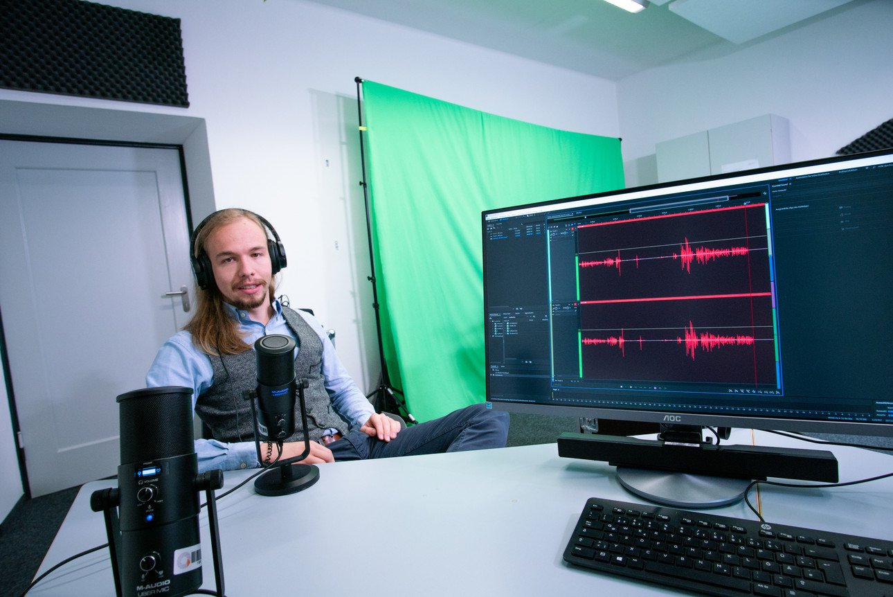 Person bei Podcast-Aufnahmeset ZLF-Studio mit Mikrofon und Kopfh&ouml;rer