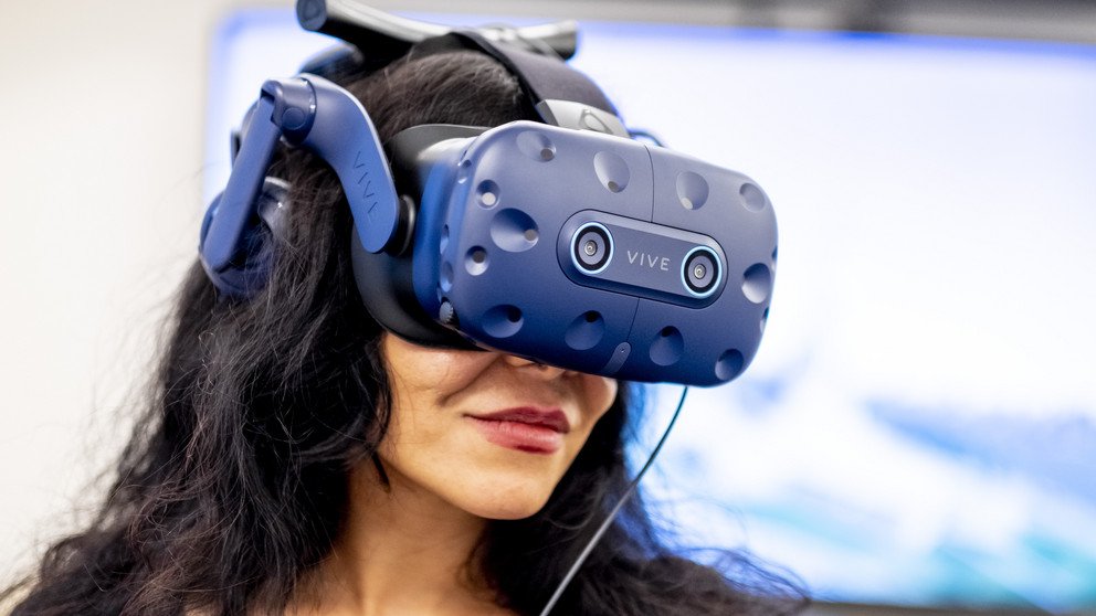 Junge Frau trägt eine VR-Brille