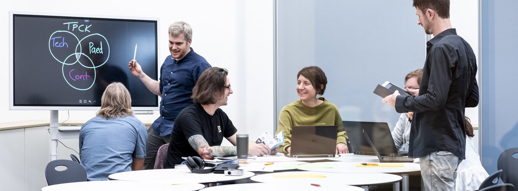 Junge Lehrer kommunizieren miteinander in einem Innovationslabor