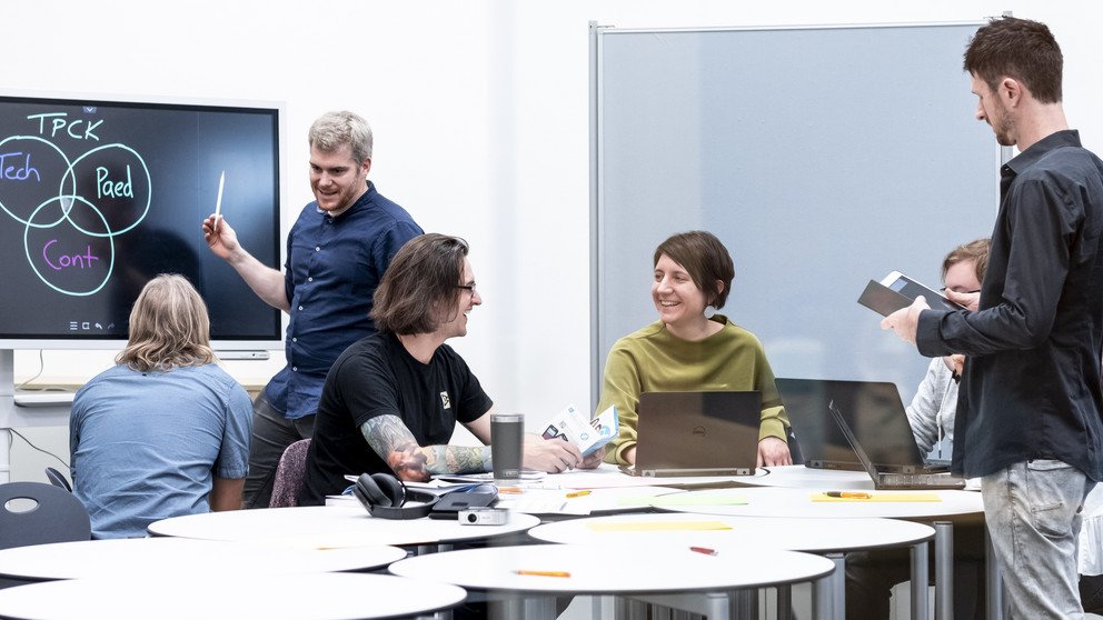 Junge Lehrer kommunizieren miteinander in einem Innovationslabor